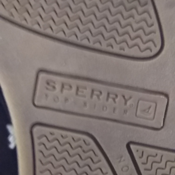 Sperry boat shoes. - Picture 6 of 8